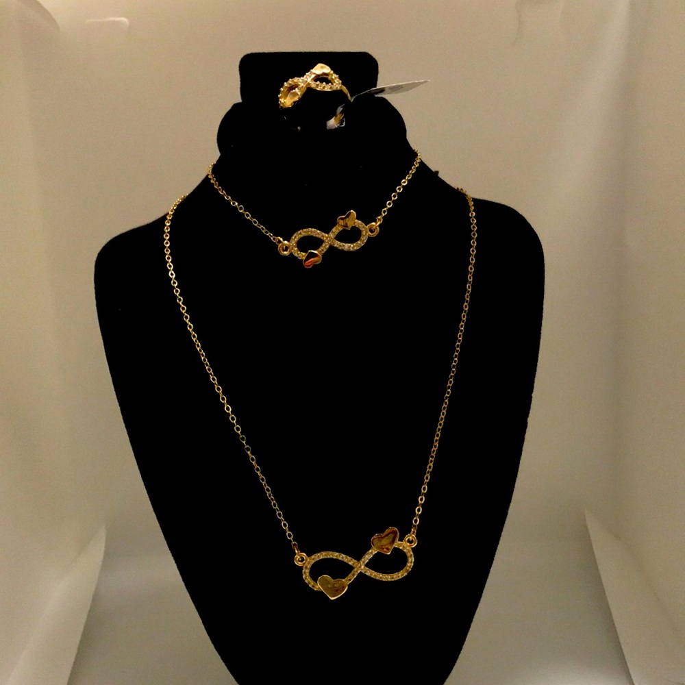 Beautiful gold plated Costume jewelry set.